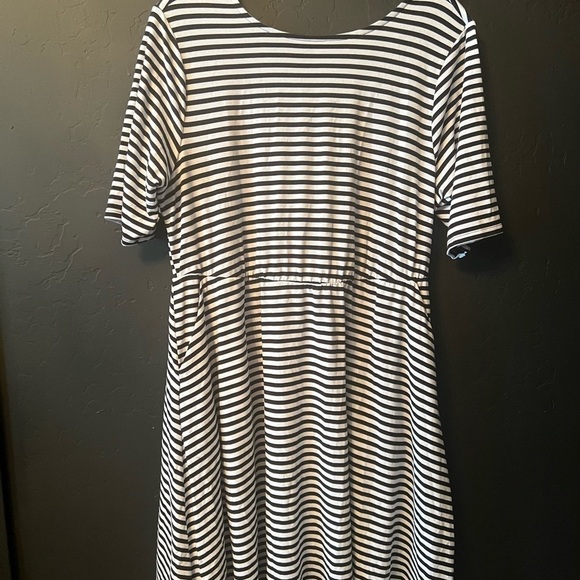 NWT Torrid Women's Black and White plus size Dress Size : 1X - Picture 3 of 12